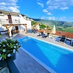House Above With Pool And Summer Kitchen בית נופש Klis