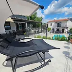 בית נופש House Above With Pool And Summer Kitchen