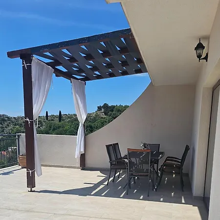 House Above With Pool And Summer Kitchen *