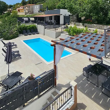 House Above With Pool And Summer Kitchen